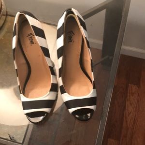 size 5 peep toe black and white pumps